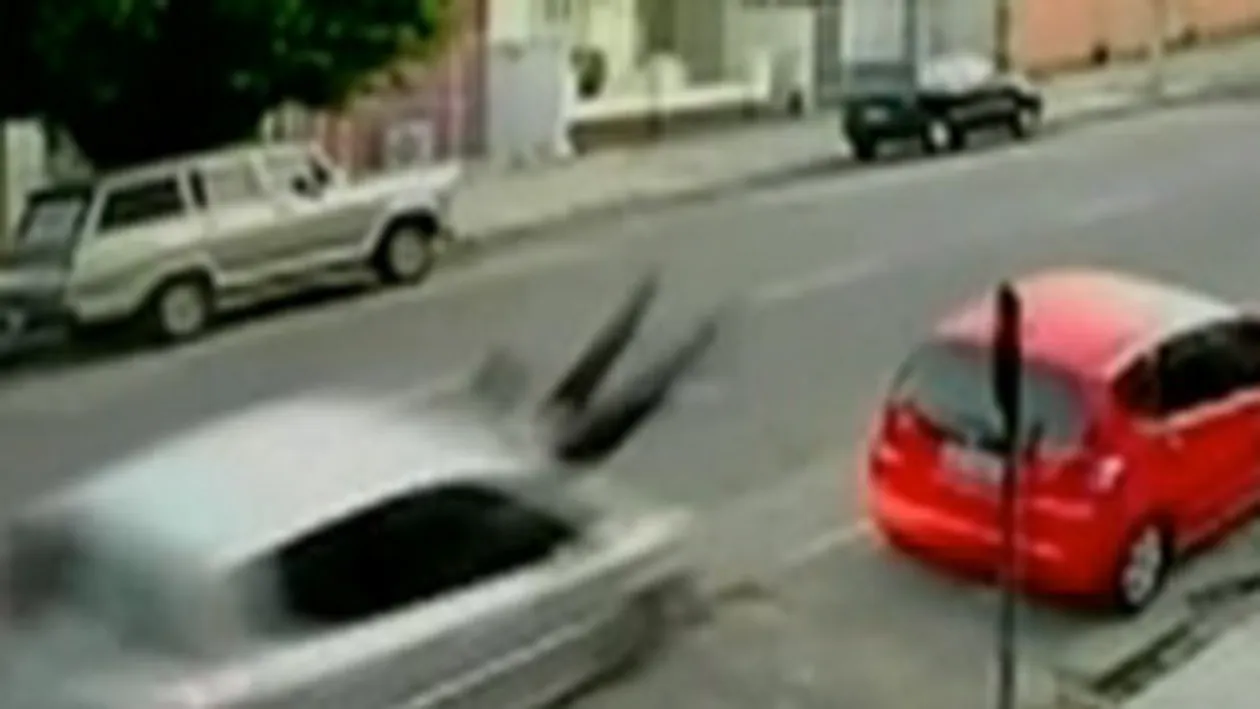 O femeie spulberata  de o soferita in mijlocul strazii s-a ales cu cateva rani usoare