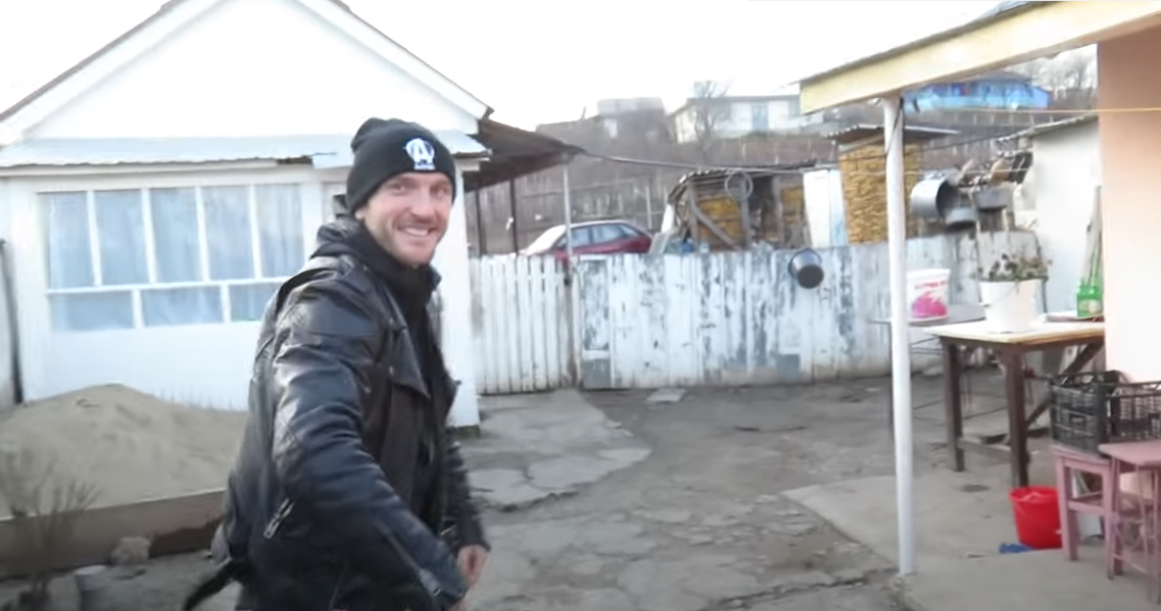 Cătălin Bordea a arătat casa în care a copilărit/ Sursa foto: Captură video