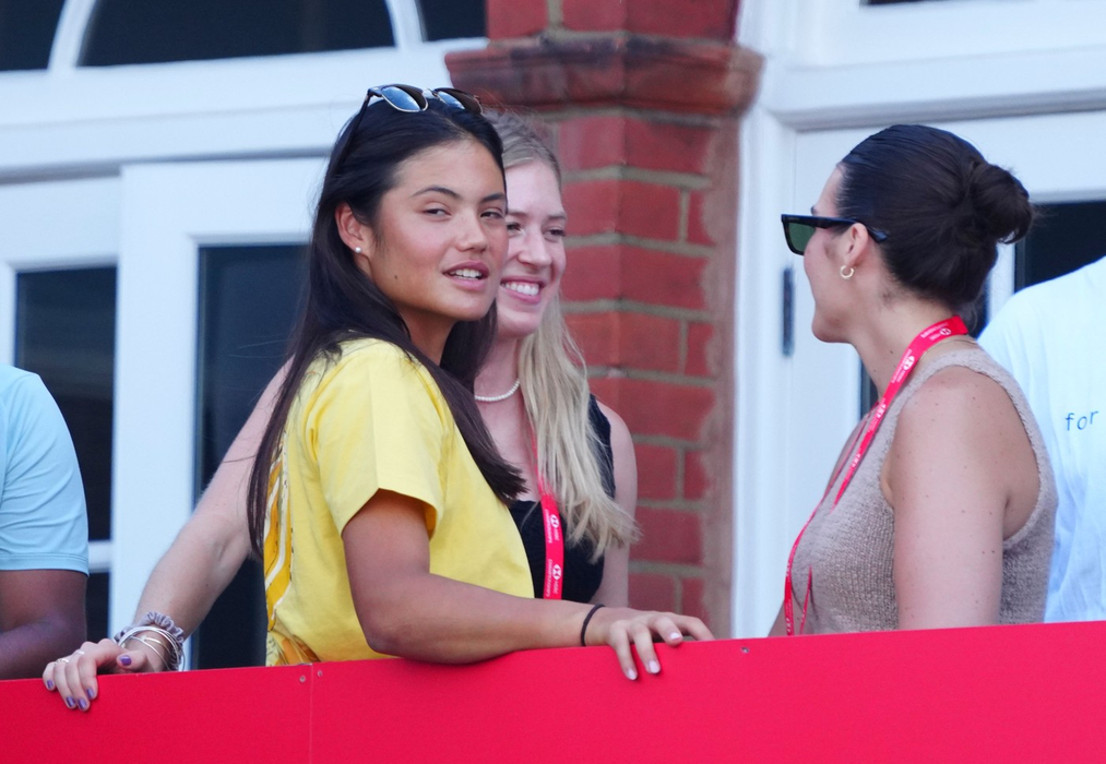 Emma Răducanu îl urmărește pe Carlos Alcaraz în timpul meciului său din semifinala Queen's Club Championships, Ziua 13, Queen's Club, West Kensington, Londra, Marea Britanie - 21 iunie 2025. Foto: Profimedia