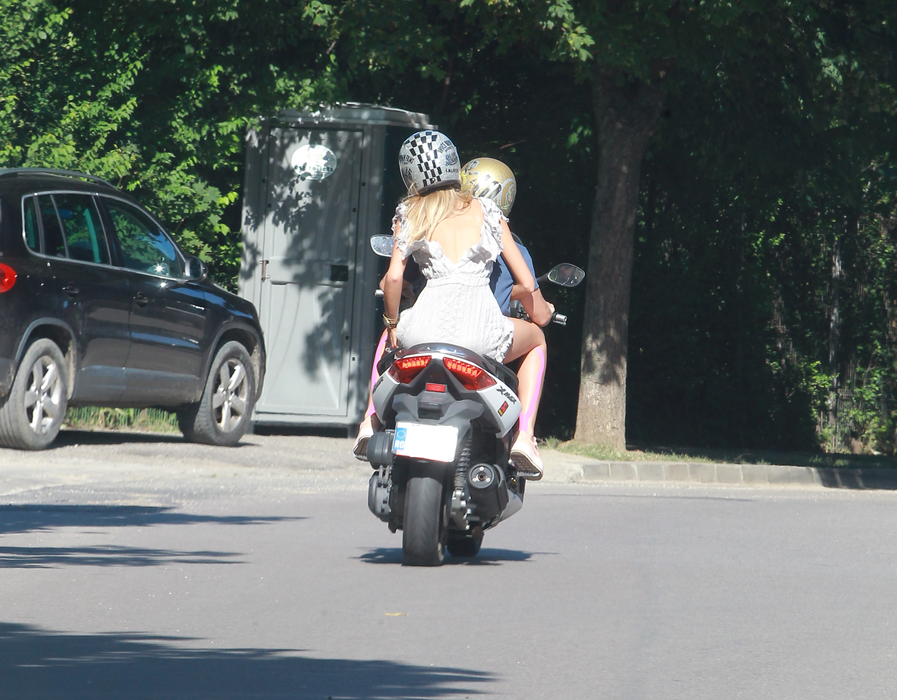 Dani își plimbă iubita cu scuterul prin Capitală