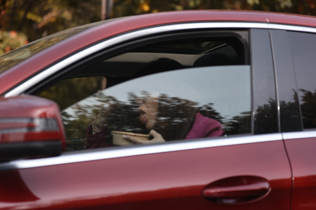 Denise Rifai înfulecă în mașină, profitând de blocajele din trafic (Foto: CANCAN.RO)