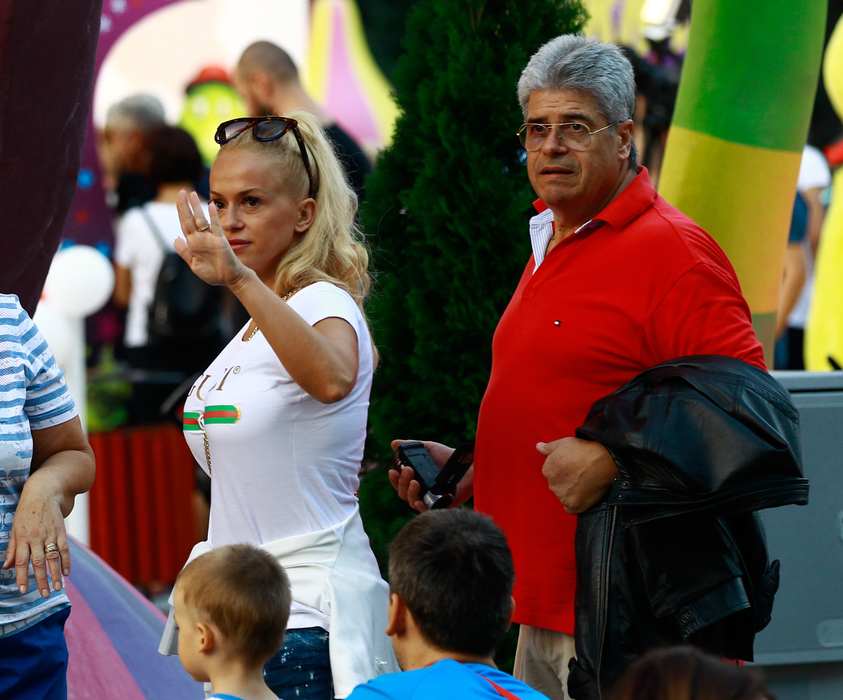 Tatăl Andei a venit în vizită în România şi a ţinut-o în braţe tot timpul plimbării în parc