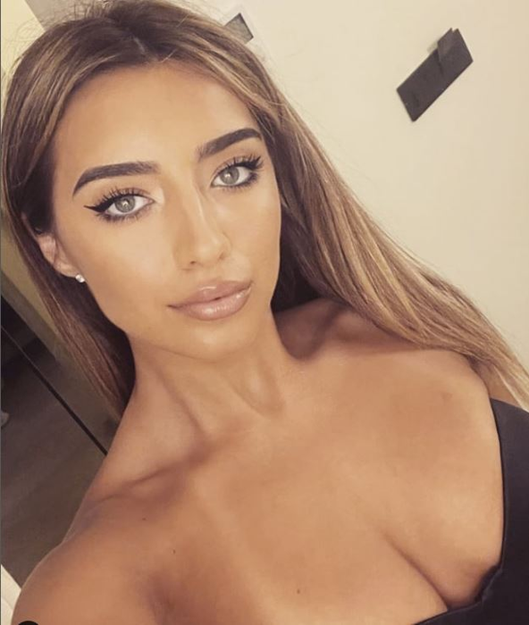 Iubita lui Dennis Man, fotbalistul aflat pe lista lui AC Milan, o adevărată bombă-sexy! Fotografii incendiare cu Alexandra Ionela, fostă Miss Arad în 2014| GALERIE FOTO