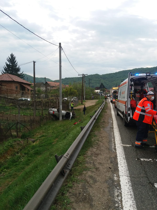 Accident violent în Vâlcea! Doi oameni au fost răniți, după ce s-au răsturnat de mai multe ori cu mașina în care erau