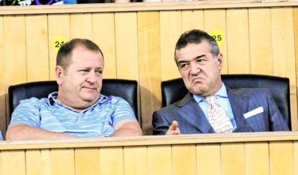Patronul Gigi și mâna lui dreaptă, Virgil, în timpul unui meci al FCSB