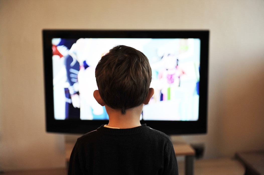 Copiii sub 3 ani care privesc excesiv la Tv pot avea diferite probleme (Foto: Pixabay)