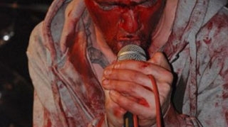 Ziua profesor de filosofie, noaptea rocker satanist manjit cu sange
