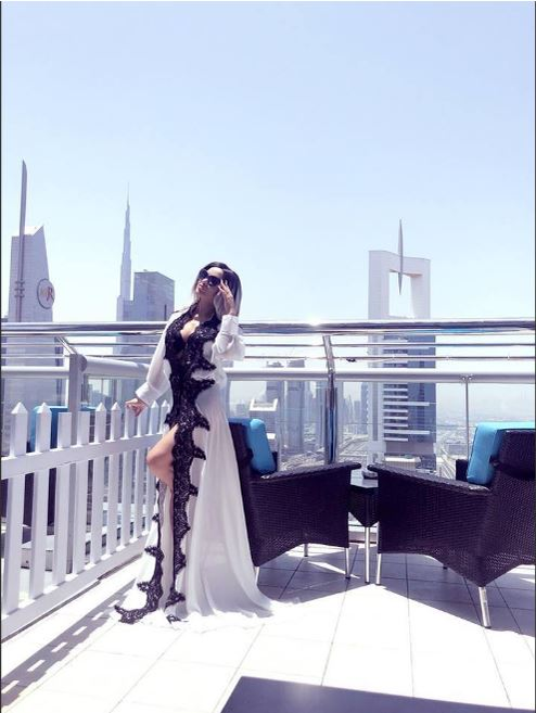 Carmen de la Sălciua, poze incendiare în Dubai! Și-a aruncat halatul și … Foto incendiar