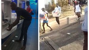 Imagine exclusive. Război civil pe străzile Durban, unul dintre cele mai mari orașe din Africa de Sud. Oamenii sparg magazine și bancomate. VIDEO