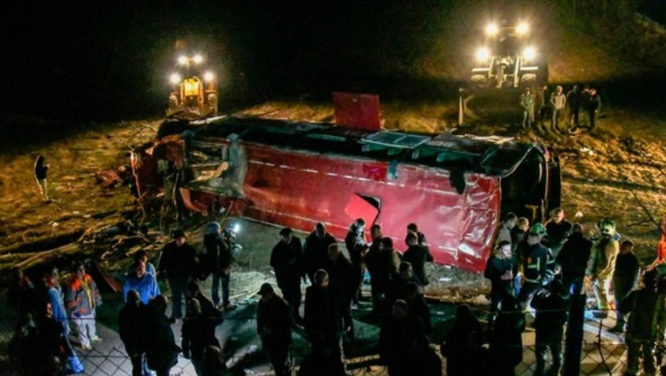 Un autocar s-a răsturnat pe autostradă. 13 morți, iar numărul victimelor poate crește | FOTO