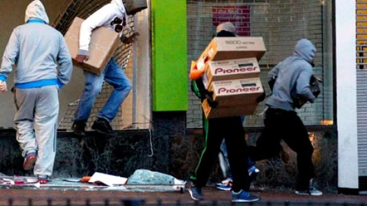 Patru tineri din Iaşi au golit un magazin de electronice peste noapte şi aproape au dat lovitura vieţii lor!