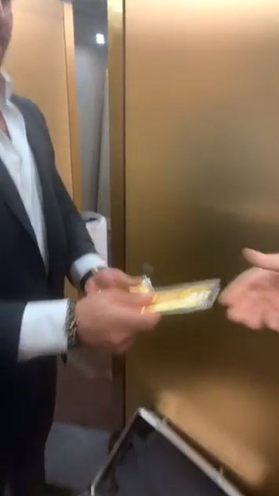 Alex Bodi, aroganță mai ceva ca un șeic! A fost filmat în timp ce încarcă 1,4 tone de lingouri cu aur într-un seif