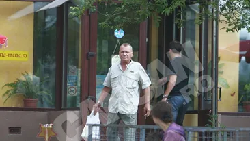 Cornel Patrichi  este indiferent cu cersetorii ! Trece nepasator pe langa o femeie cu copil