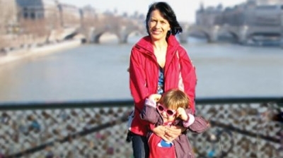 Au sarit s-o salveze! Micuta Sophie, abuzata si de tata, si de bunic, ar putea ajunge in Romania cu ajutorul unei petitii