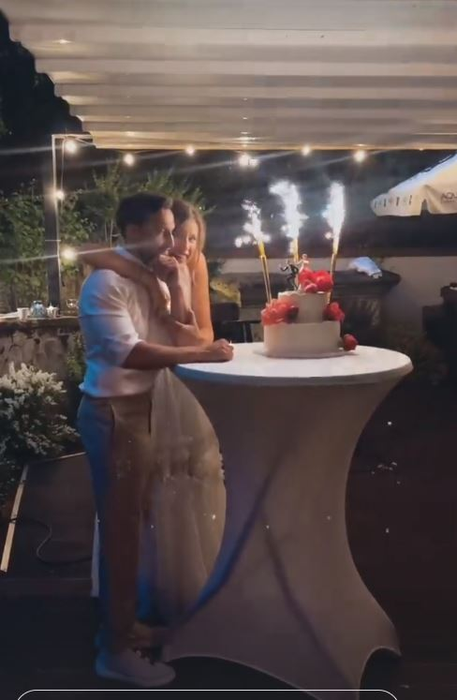 Dani Oțil, atingeri intime cu soția lui în fața tuturor invitaților! Gabriela Prisăcariu a continuat să îl sărute pasional | FOTO & VIDEO