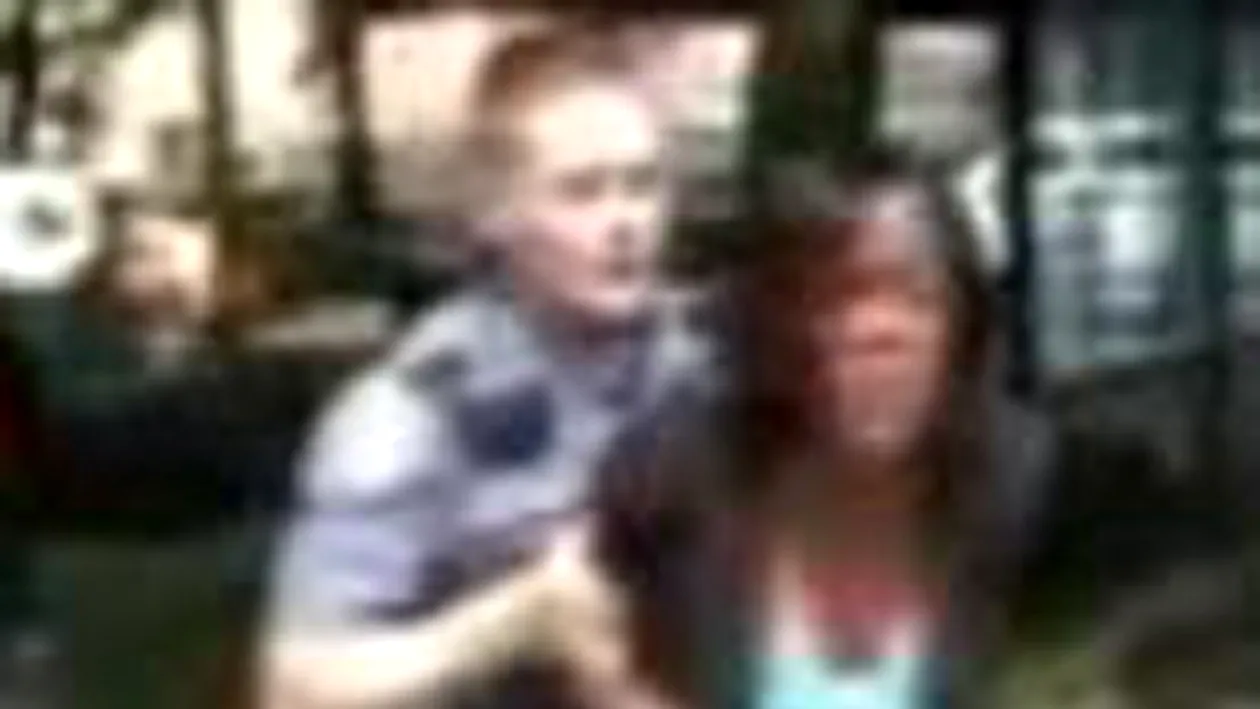 VIDEO Lege cu pumnul! Si la americani, femeile sunt batute de politisti!