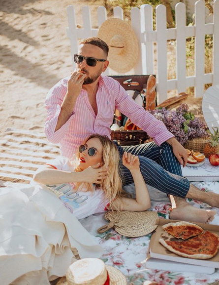 E însărcinată. Surpriză în showbiz-ul din România: a postat primele fotografii cu burtica
