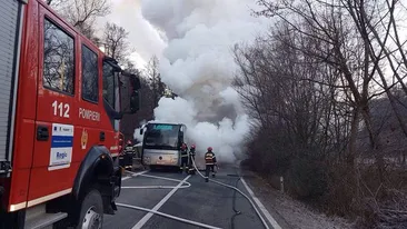 Un autocar cu 33 de copii a luat foc pe o șosea din Dolj!