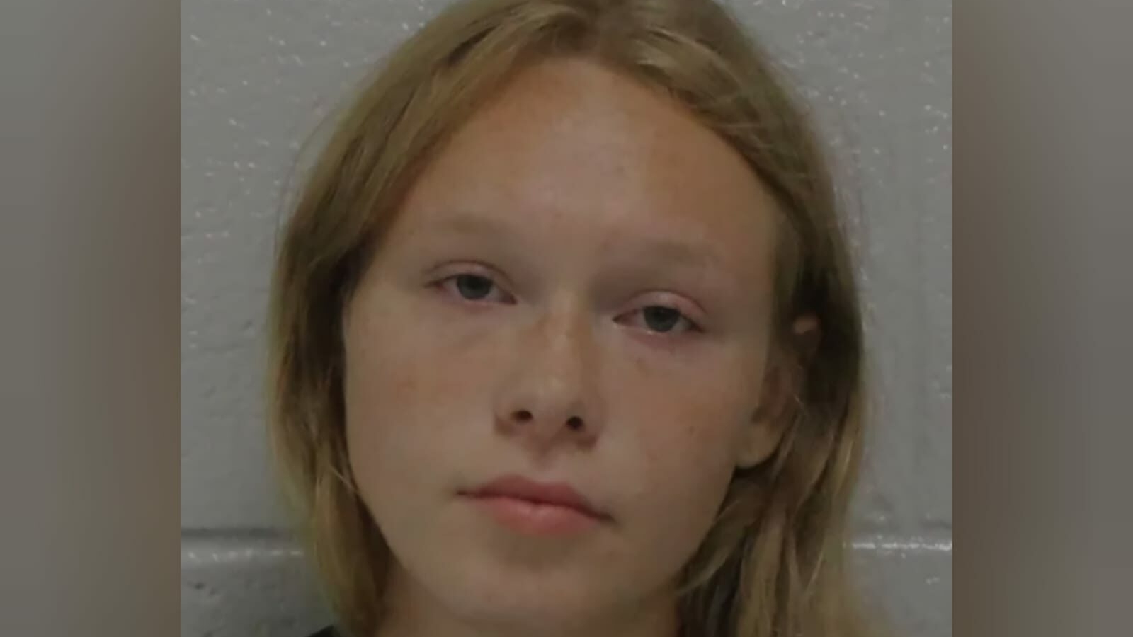 O adolescentă a sunat la poliție după ce sora sa de 6 ani i-a cerut ajutorul. De necrezut ce au găsit polițiștii în casă, când au ajuns