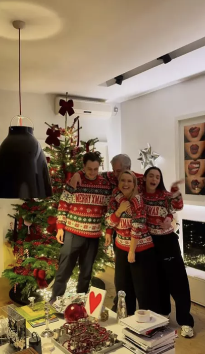 Cum arată casa Andreei Esca, decorată de Crăciun? Vedeta Pro TV a făcut bradul fără globuri