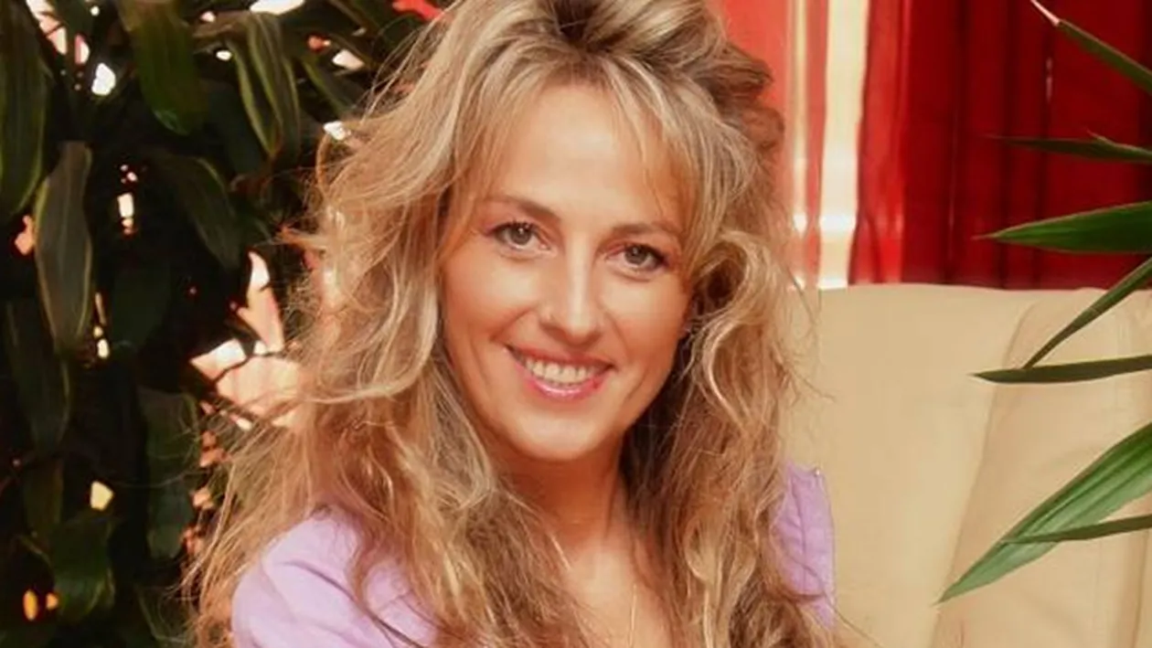 Curaj nebun! O prezentatoare a iesit in prosop si in picioarele goale afara! Te ia cu friguri numai cand o vezi