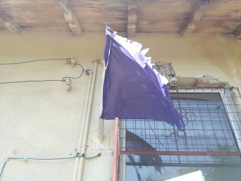 Fantoma unui steag UE flutură pe clădirea "bombardată"