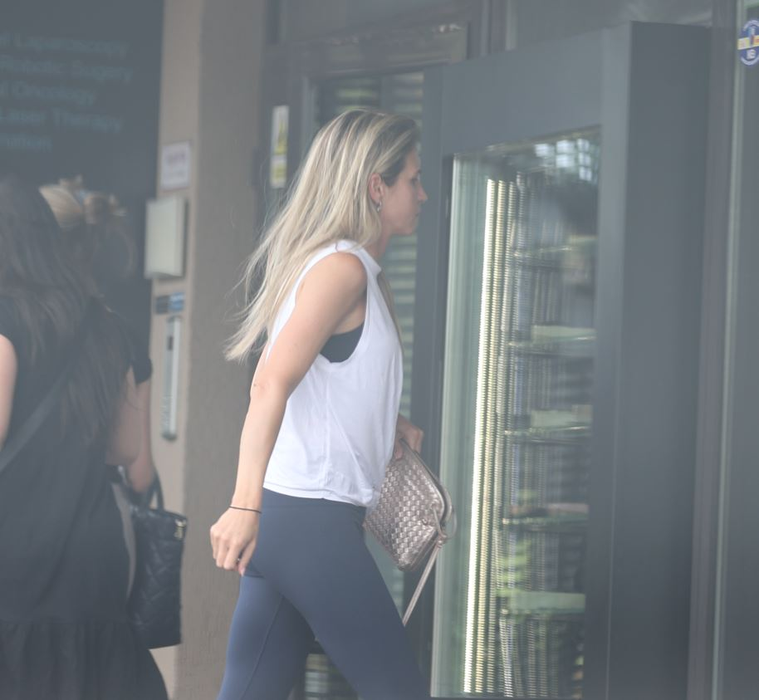 "Regina gunoaielor" intră în magazin, de această dată îmbrăcată sport