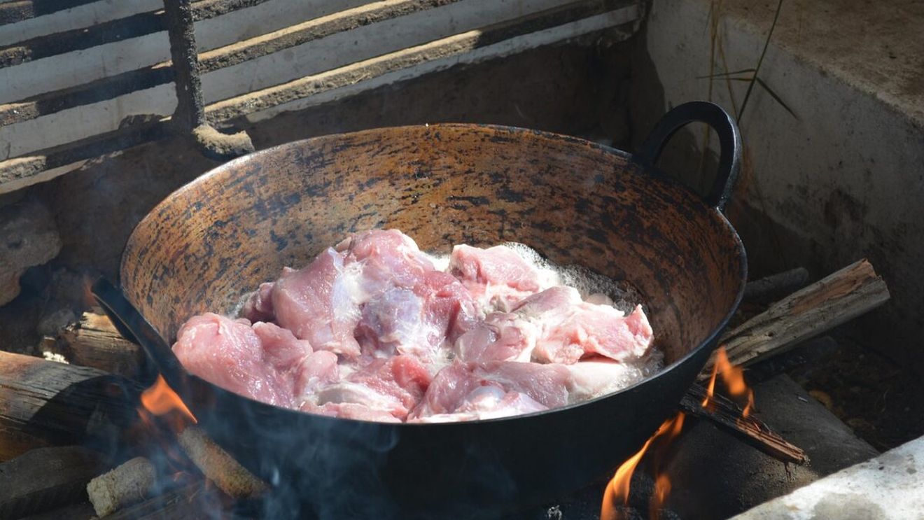 Cum faci jumări de porc crocante la exterior și moi la interior pentru masa de Crăciun. Secretul rețetei bunicilor de la țară