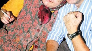 Provocatoare ca o leguma! "Sexy-bunicuta" a iesit la cules de morcovi tineri