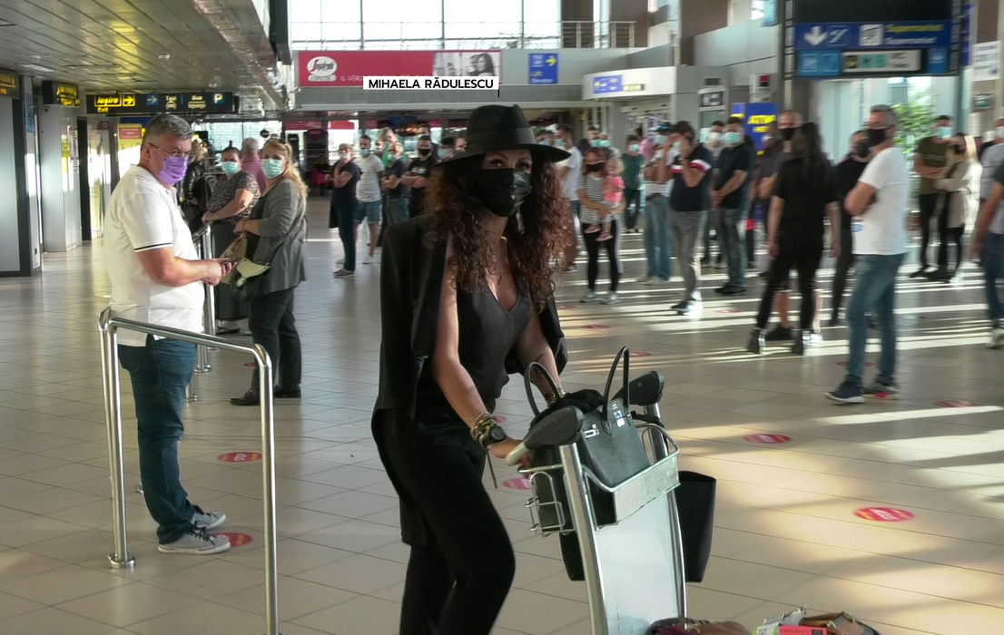Mihaela Rădulescu a încercat să se „camufleze” în aeroport / Sursă foto: CANCAN.RO
