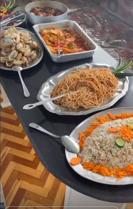 Pe lângă șampania fină și delicatesurile pe care le-au savurat, fanilor le-a fost atrasă atenția de pedichiura impecabilă pe care o avea creatorul de modă ce se bucură de aprecierea națională și internațională © Instagram Stories