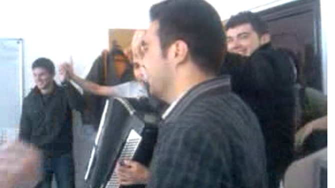 VIDEO Ce viata! Uite cum e "cinstit" un elev din Bucuresti, cu lautarii in clasa si profesoara la catedra!