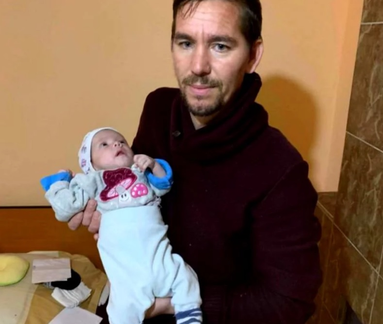 I-a murit soția, iar acum își crește singur băiețelul de câteva luni. Povestea emoționantă a lui Gabriel Dilă