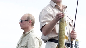 Cum se distreaza oamenii care conduc Rusia: Medvedev si Putin au dat la peste pe Volga