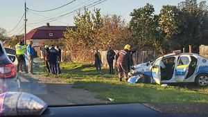 Echipaj de poliție în misiune, implicat într-un accident la Buhuși. Trei persoane au fost rănite