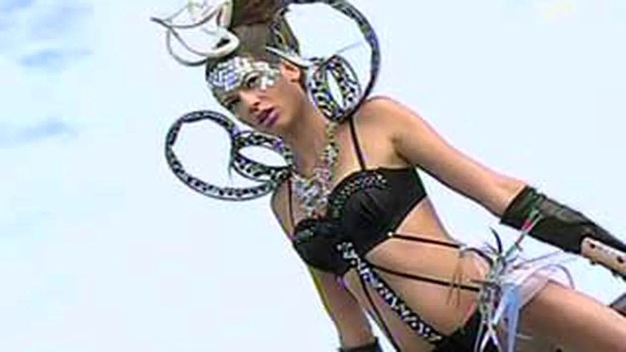 VIDEO Concurenta Next Top Model, inghetata in Islanda: Ma dor sanii de frig, dar nu stiu de ce, ca nu am silicoane!