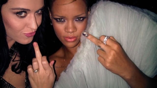 Katy Perry si Rihanna, poze cu semne obscene pe Twitter
