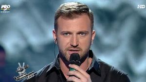 A ajuns in finala la "Vocea Romaniei", dar acum canta intr-un bar din provincie! Vezi cum suna viitorul pentru solist!