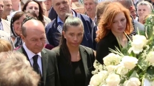Ce s-a întâmplat de fapt cu faţa Elenei Băsescu! Fiica preşedintelui are probleme grave după ce a născut