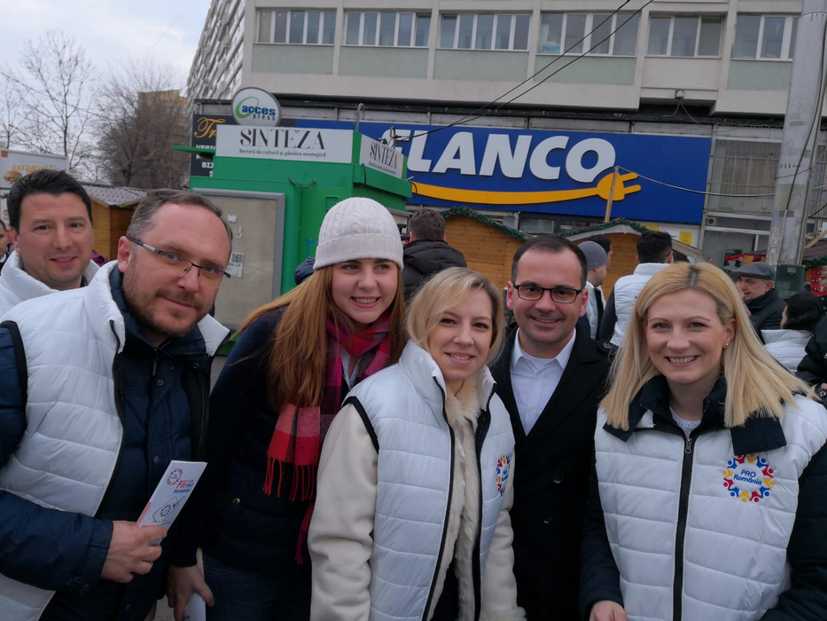 Victor Ponta și Corina Crețu au strâns semnături pentru PRO România în Piața Obor