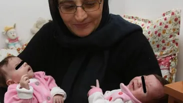 Gemenele măicuţei Nectaria, vizitate de Moş Crăciun! Ce daruri au primit fetiţele