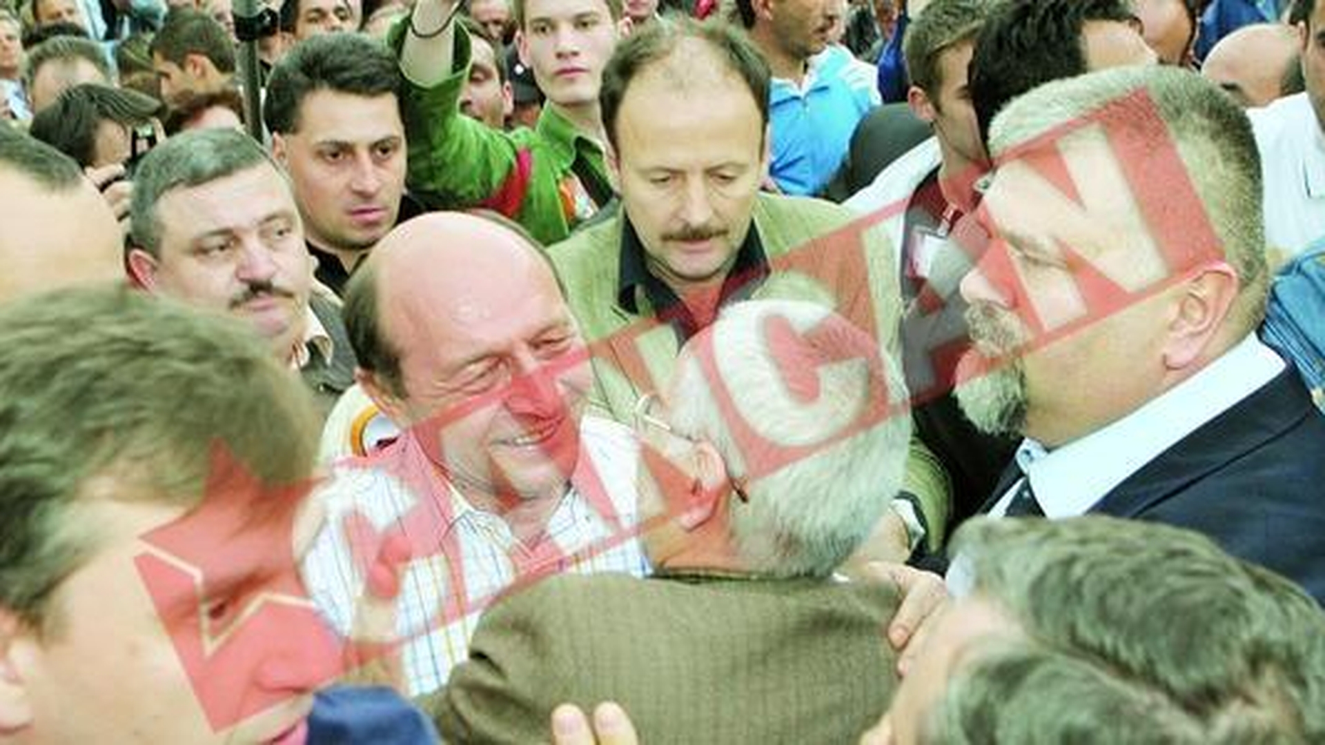 Basescu face baie de multime pe plaja