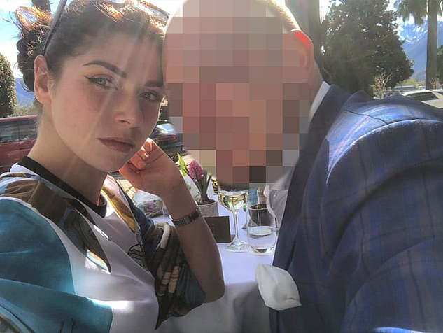 Anna a fost găsită fără suflare în camera de hotel. A murit în timpul unui joc erotic