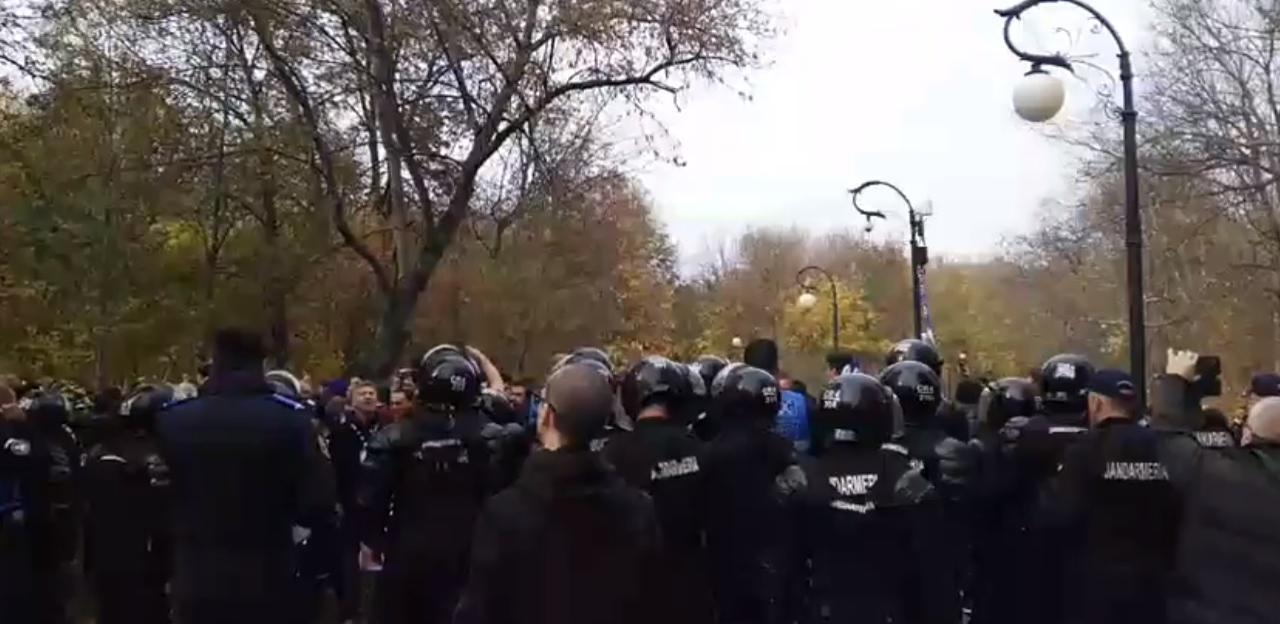Violențe la Craiova, înainte de meciul  CSU II - FCU. Jandarmii au dat cu gaze lacrimogene