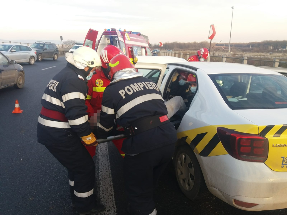 În urma impactului dintre cele două autoturisme, un șofer și un pasager au rămas încarcerați