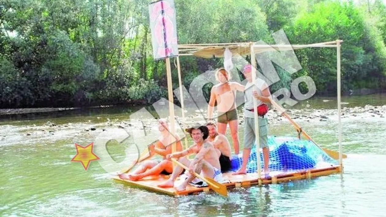 Vor sa ajunga gratis pe litoral, cu o ambarcatiune din scanduri. Dusi cu pluta!