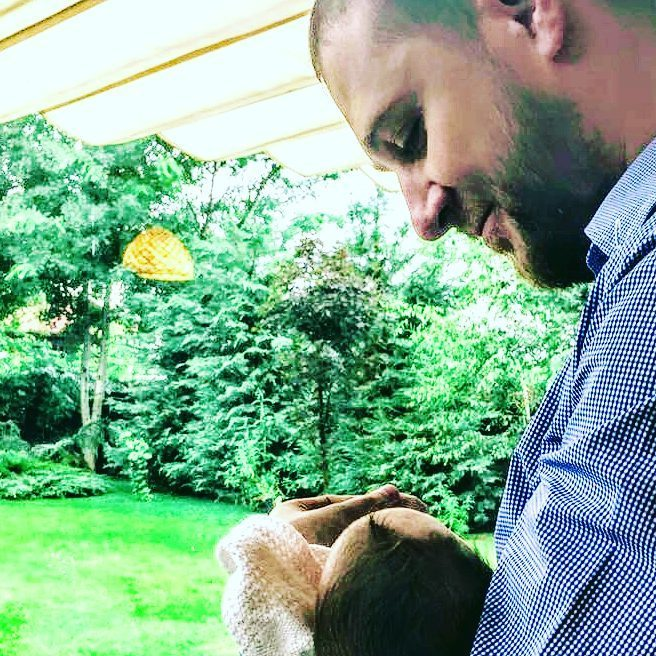 Simona Gheorghe nu-şi mai ascunde fetiţa. A fotografiat-o pe micuţă cu faţa. “Leit taică-su!”