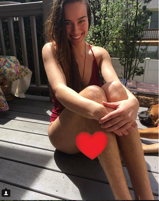 Nu s-a mai epilat de un an! Cum arată bloggeriţa de fitness care promovează frumuseţea naturală