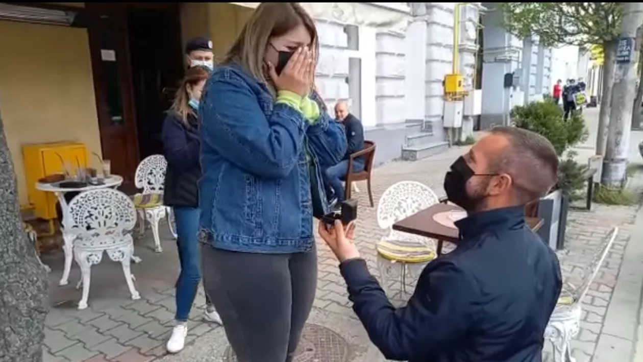 Și-a cerut iubita de soție în timp ce jandarmii îl percheziționau! S-a întâmplat în Bistrița, iar surpriza a fost de proporții