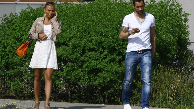 Rapidistii intra in clubul select al fotbalistilor. Emil Dica, prins in ofsaid cu o blonda focoasa